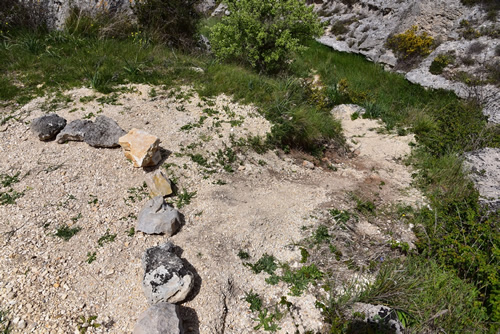 Breccia e materiale lapideo introdotti nei sentieri